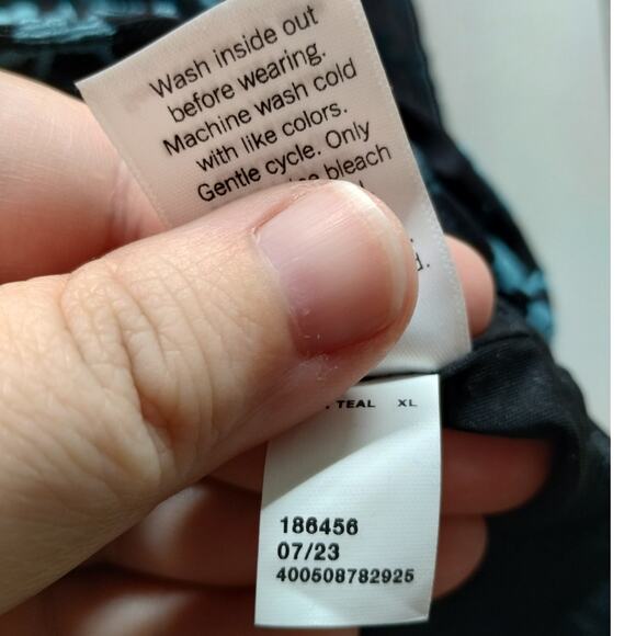 LC Lauren Conrad Size XL Black & Green Velvet Texture Clasp Front V-Neck Top - Picture 7 of 7